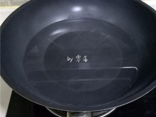 豌豆浓汤,锅里倒入适量清水烧开；
