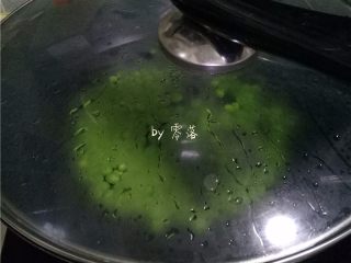 豌豆浓汤,放入豌豆煮2分钟；