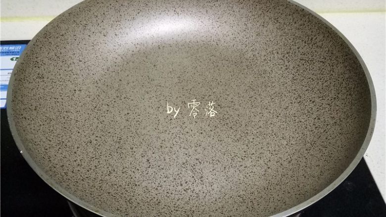 豌豆浓汤,同时，不粘锅不放油，放灶上烧热；
