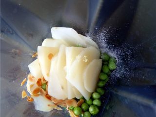 豌豆浓汤,将豌豆、土豆片、杏仁片放入破壁料理机，调入适量盐；