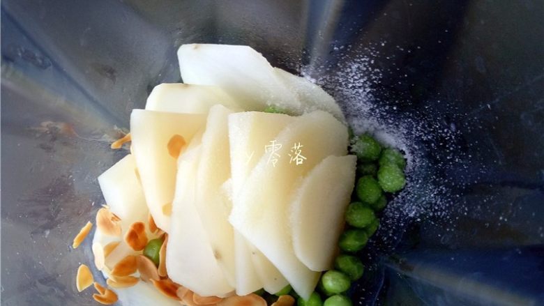 豌豆浓汤,将豌豆、土豆片、杏仁片放入破壁料理机，调入适量盐；