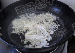 炝拌辣金针菇,锅中注入水，烧开后下入金针菇焯水