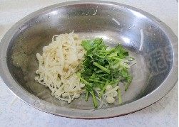 炝拌辣金针菇,金针菇沥干水分和香菜一起放入碗中。搅拌均匀