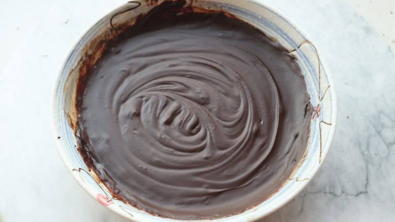 黑森林蛋糕,25、巧克力加少许牛奶和<a style='color:red;display:inline-block;' href='/shicai/ 865'>蜂蜜</a>，隔热水溶化后，倒入一个比较广口的平盘里，送入冰箱冷藏变硬。