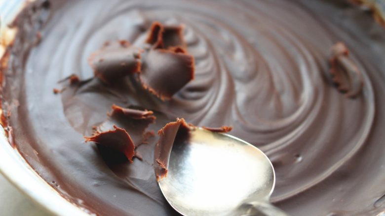 黑森林蛋糕,用勺子刮出巧克力屑待用。