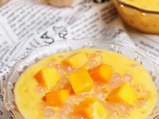 奶香芒果西米露,吃的时候可在表面撒少许芒果肉丁装饰