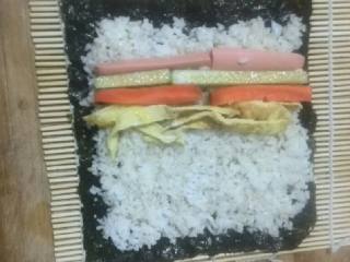 家常寿司,米饭不要铺太厚0.5cm就好，材料依次放平，上下留边