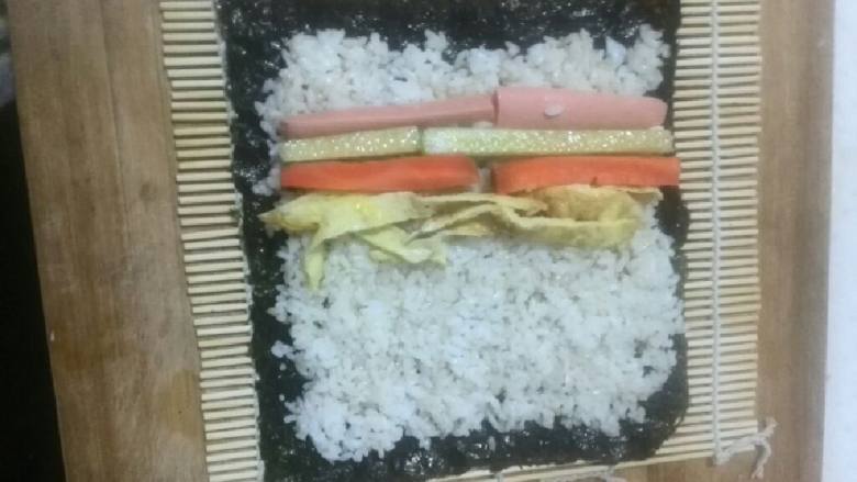 家常寿司,米饭不要铺太厚0.5cm就好，材料依次放平，上下留边