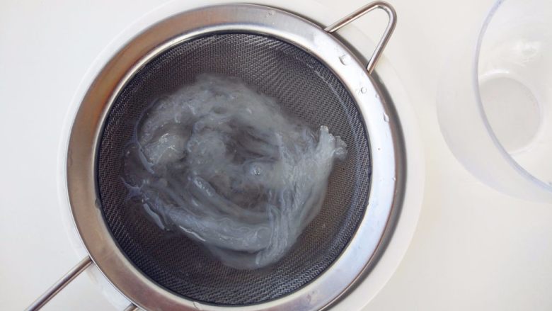 金瓜燕窝盅,装一大碗清水，将燕窝放在筛网中，用镊子挑出绒毛和杂质