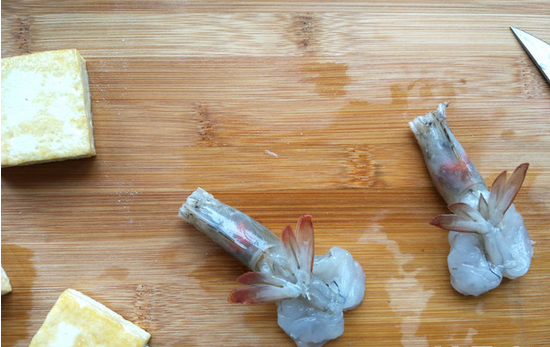 扇贝蝴蝶虾蒸豆腐（含豆腐做法）,将尾部从下方在孔中穿出，摆好形状