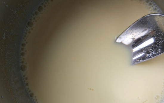 扇贝蝴蝶虾蒸豆腐（含豆腐做法）,豆浆完成后倒出一半，稍晾凉到80-90度，加入融化的葡萄糖内酯，搅匀