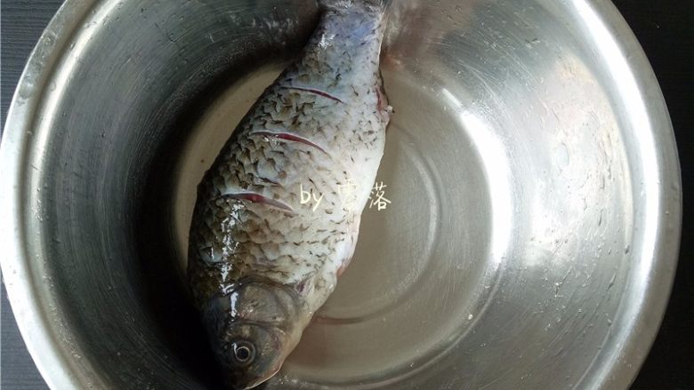 豆瓣鱼,将鲫鱼用清水冲洗干净；在鱼身两面各划3刀，再用适量盐、料酒腌制片刻；