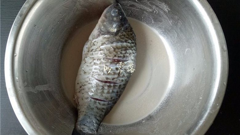 豆瓣鱼,鲫鱼用适量水淀粉抹匀；