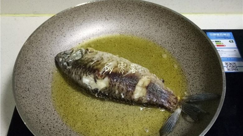 豆瓣鱼,一面煎黄，翻面煎另一面；鲫鱼要煎熟，后面不会再烹饪；