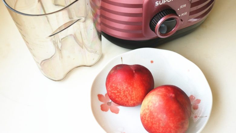 水蜜桃汽水,准备好桃子，冰箱里提前冰镇过，这样做出来的汽水直接就是冰的。