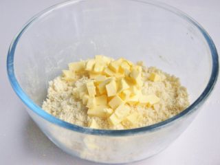奶油奶酪司康,加入软化的切小粒的黄油。
