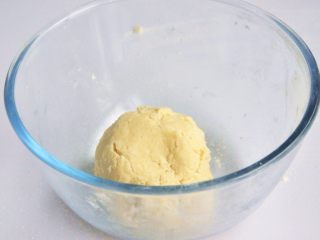 奶油奶酪司康,将面粉揉捏成团，这个时候面团状态是比较干的。