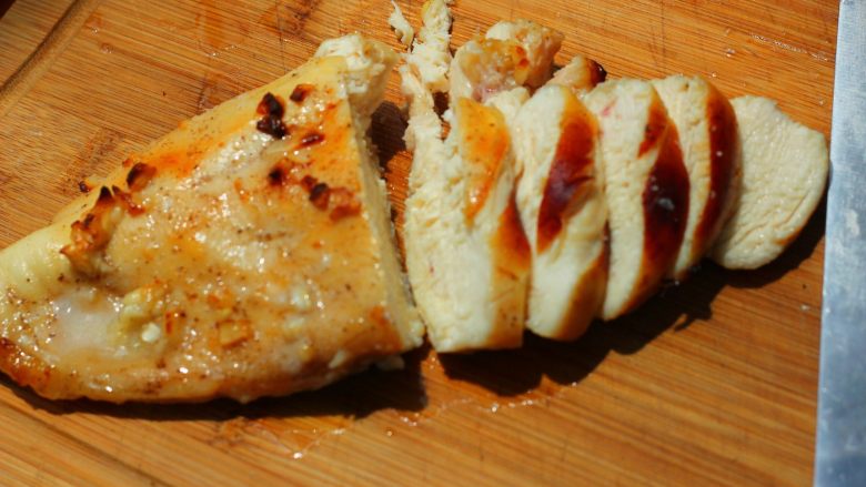 香蒜蜂蜜烤鸡胸,切片，略焦的外壳一被切开，汁水就流了出来~