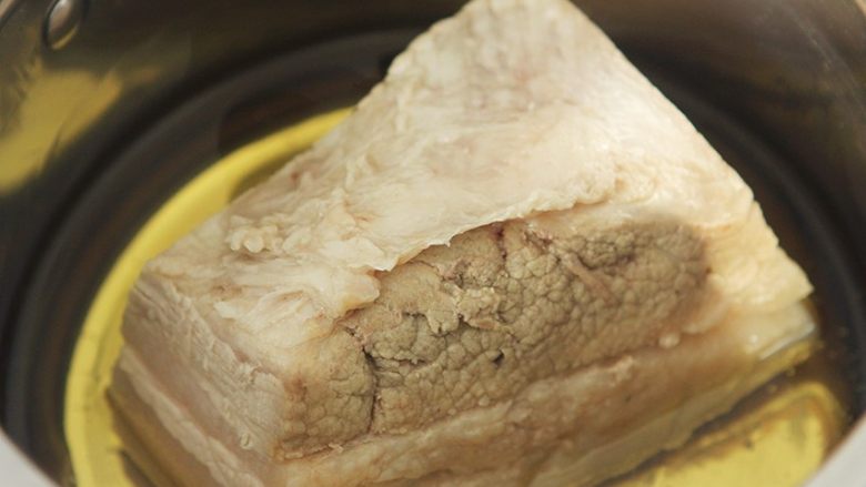 粉葛蒸扣肉,锅内放入适量油，把肉皮朝下，放进去炸至肉皮金黄；