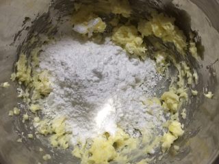 麻薯可可软曲奇,制作曲奇，先用电动打蛋器打散软化的黄油，再加入细砂糖，打发至完全融合