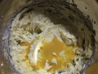 麻薯可可软曲奇,分次加入鸡蛋液，每次都要打发至完全融合