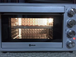 麻薯可可软曲奇,送进预热好的烤箱中层，上下火170度，15分钟左右