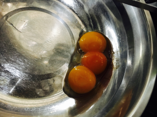 提拉米苏,鸡蛋分离出蛋黄，在无水无油的盆里。