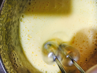 提拉米苏,慢慢倒入蛋黄里，快速电动搅打均匀，以免结块。