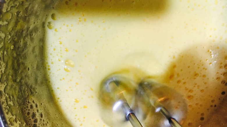 提拉米苏,慢慢倒入蛋黄里，快速电动搅打均匀，以免结块。
