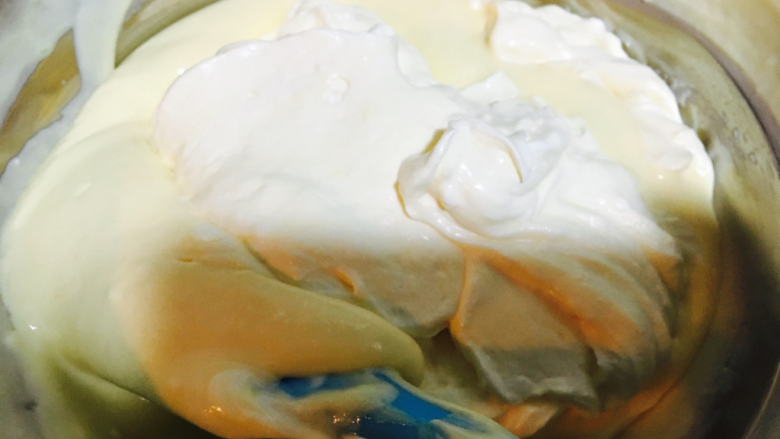 提拉米苏,把打好的淡奶油倒入蛋黄糊里翻拌均匀。