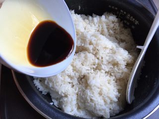 荷叶糯米鸡,米饭做好后，加入少许的生抽，搅拌均匀使米饭上色盛起备用