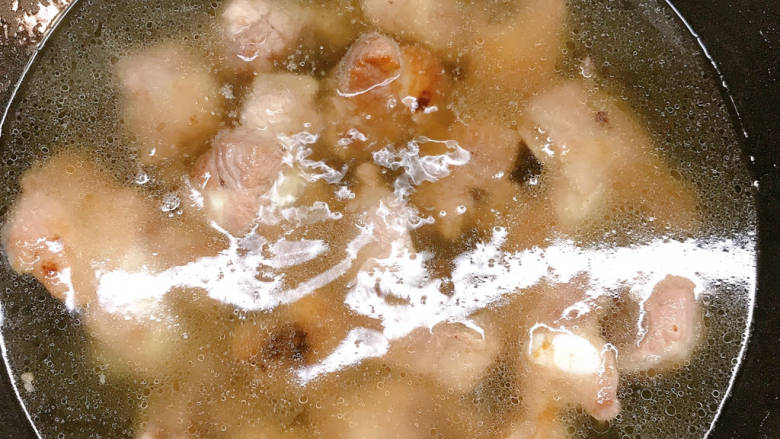 排骨土豆炖豆角,加入适量开水