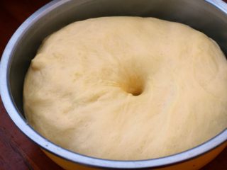 香葱肉松面包,面团发到两倍大，用手指蘸水在中间扎一下，小孔不回缩证明面已经发好了。
