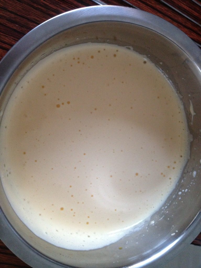 纸杯奶油蛋糕,如图在打发的蛋液中加入面粉翻拌均匀，然后加入牛奶黄油拌匀即可