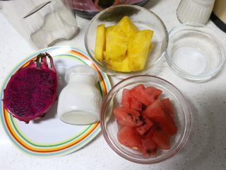 缤纷夏日水果棒冰,准备材料，凤梨和西瓜都去皮切块