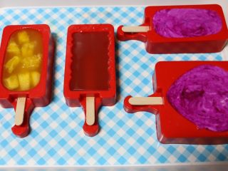 缤纷夏日水果棒冰,完成后，放入冰箱冷冻一夜