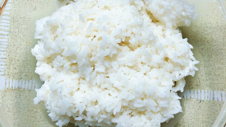 海苔拌饭,盛出大米饭放入大碗中。