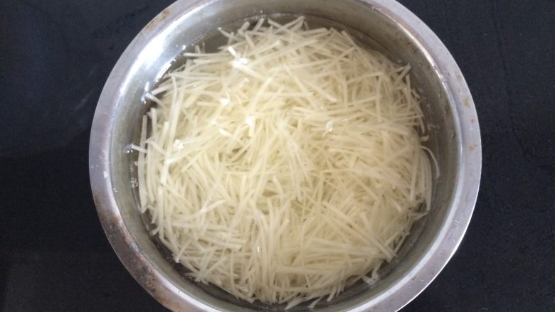 灯影土豆丝,切好的土豆丝用清水浸泡，去除淀粉