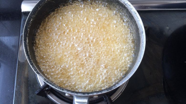 灯影土豆丝,油热至7成时，放入已经沥去水分的土豆丝，刚放进去会有很多的小泡泡