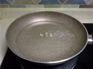 葱香蚕豆,锅里倒入适量清水烧开；