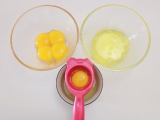 淡奶油戚风蛋糕（后蛋法）,分离蛋清和蛋黄，分别装在两个干净的无油无水的碗中，分离出的蛋清先放冰箱冷冻，打发的时候再拿出来，蛋黄放一旁备用（建议分离鸡蛋的时候用个小碗，一个个来，不要直接在装蛋清的盆中分离，以免某个鸡蛋坏了破坏所有蛋清）