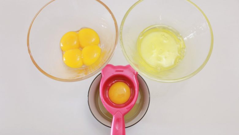 淡奶油戚风蛋糕（后蛋法）,分离蛋清和蛋黄，分别装在两个干净的无油无水的碗中，分离出的蛋清先放冰箱冷冻，打发的时候再拿出来，蛋黄放一旁备用（建议分离<a style='color:red;display:inline-block;' href='/shicai/ 9'>鸡蛋</a>的时候用个小碗，一个个来，不要直接在装蛋清的盆中分离，以免某个<a style='color:red;display:inline-block;' href='/shicai/ 9'>鸡蛋</a>坏了破坏所有蛋清）