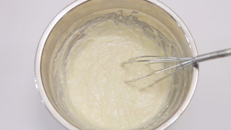 淡奶油戚风蛋糕（后蛋法）,以不规则手法搅拌成无干粉的面糊即可