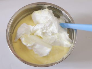 淡奶油戚风蛋糕（后蛋法）,再取1/3蛋白霜加入蛋黄糊的盆中，翻拌均匀