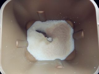 小热狗造型面包, 将室温或冷藏的牛奶倒入面包机或厨师机桶内，加入酵母粉