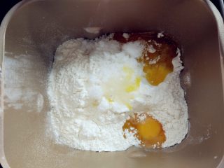 小热狗造型面包,用高筋粉盖住液体表面，同时加入糖，盐，鸡蛋和橄榄油，启动和面程序