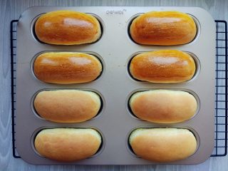 小热狗造型面包,完成后按提示取出，可以看到刷了蛋液和没刷蛋液的面包表面，上色都很均匀
