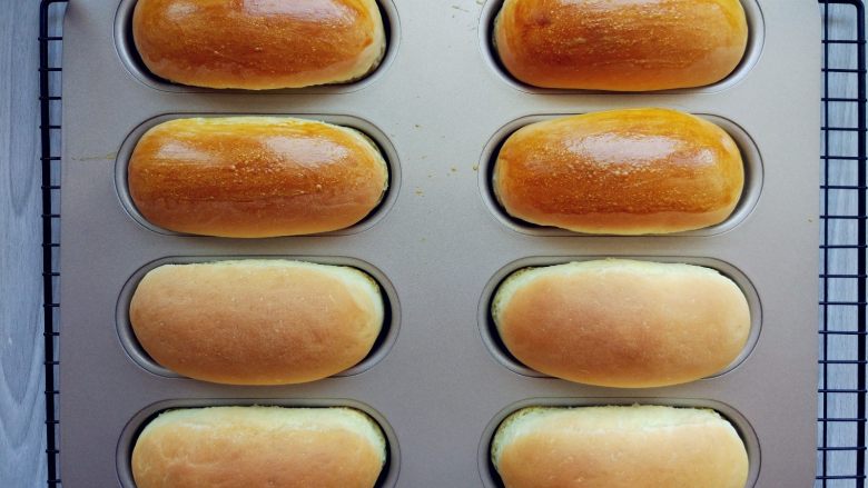 小热狗造型面包,完成后按提示取出，可以看到刷了蛋液和没刷蛋液的面包表面，上色都很均匀