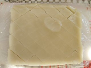 桂花糕,冷藏好的糕体切菱形，也可以切成其他形状