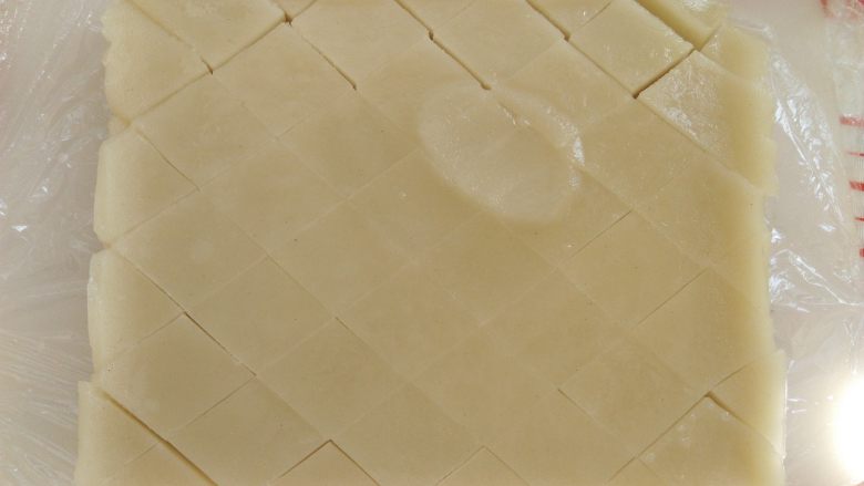 桂花糕,冷藏好的糕体切菱形，也可以切成其他形状